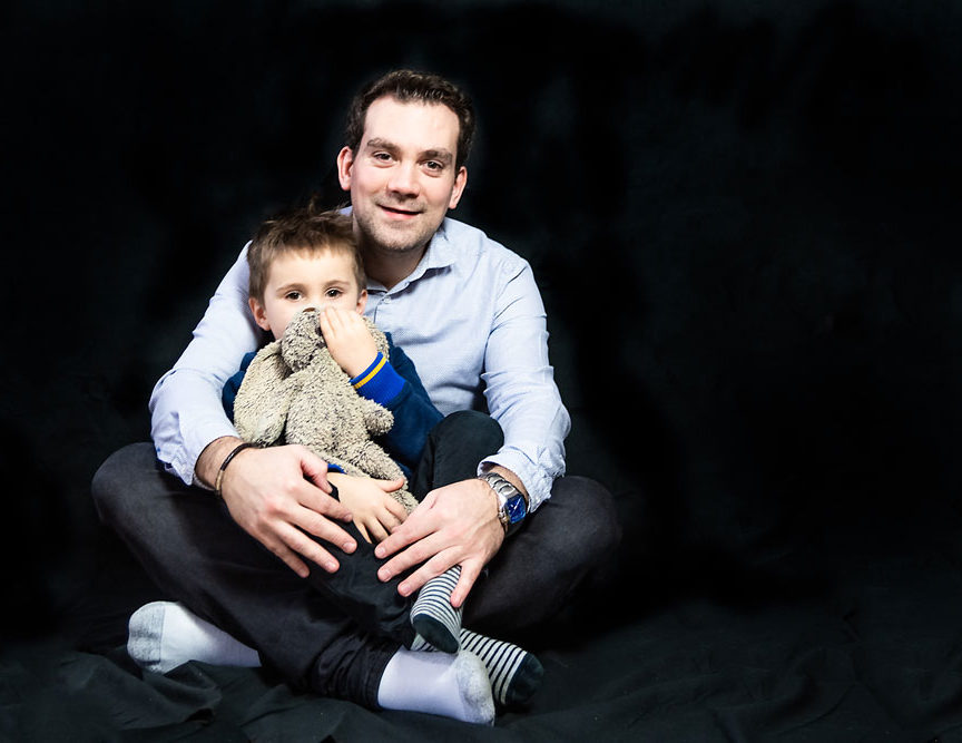 moment tendresse entre un père et son fils